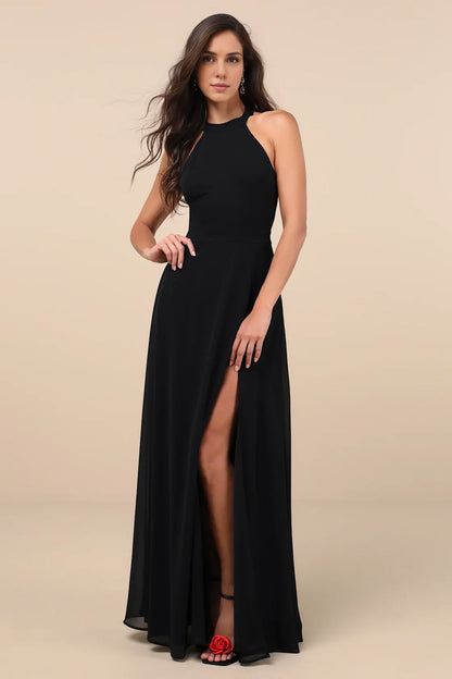 Vestido de graduación negro de gasa con cuello halter, espalda con cordones y abertura alta