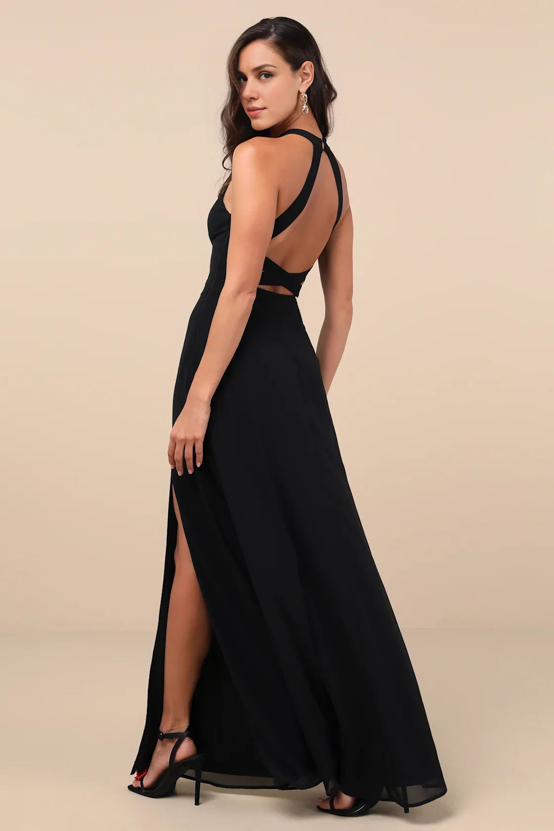 Vestido de graduación negro de gasa con cuello halter, espalda con cordones y abertura alta