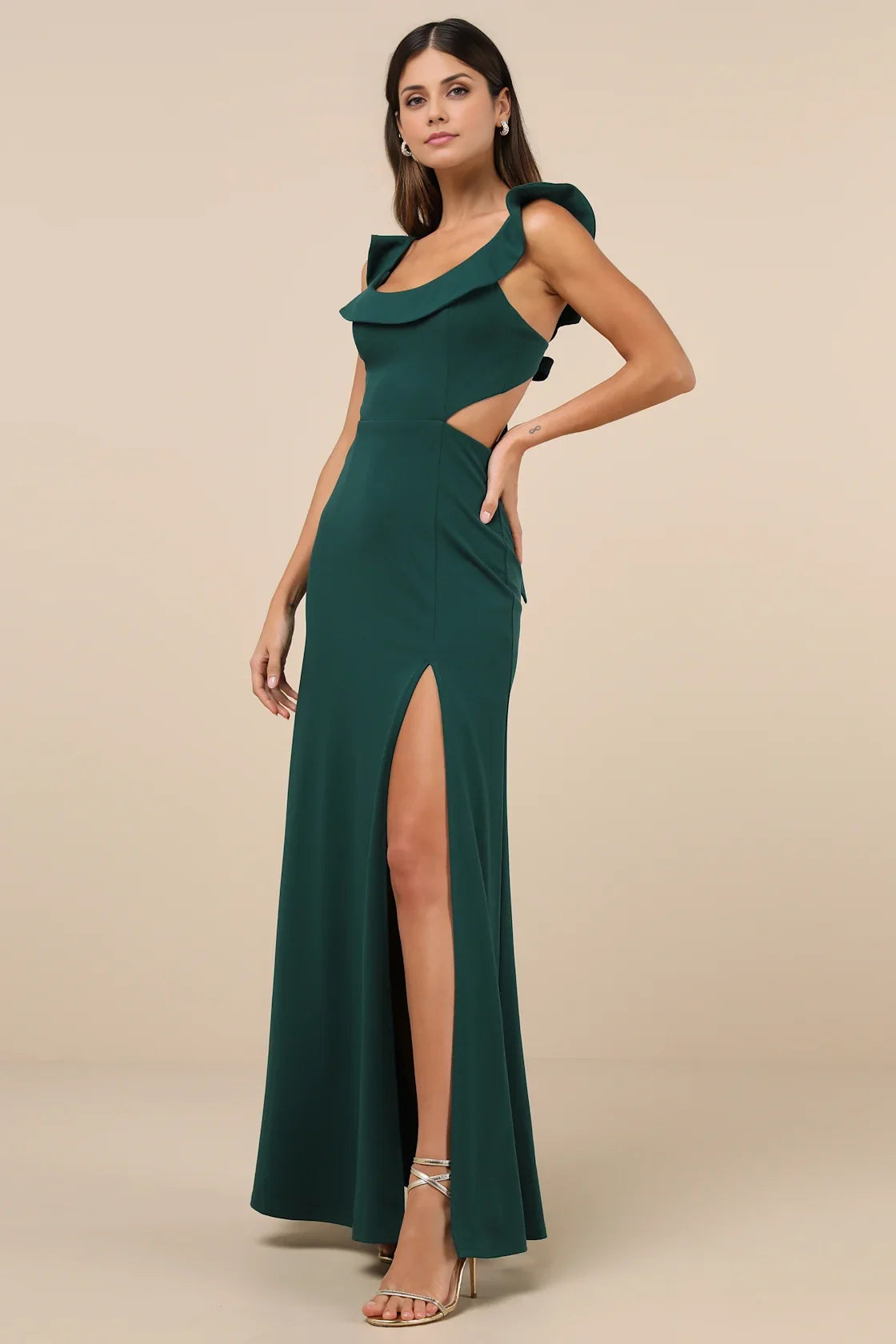 Vestido largo formal verde oscuro con tirantes de volantes, aberturas y abertura frontal
