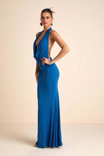 Vestido formal azul cobalto de corte sirena con cuello halter y espalda drapeada