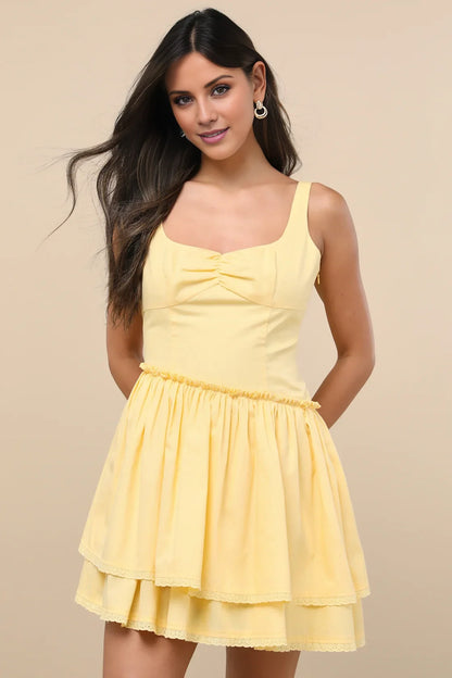 Vestido de graduación amarillo pálido con escote cuadrado y volantes escalonados