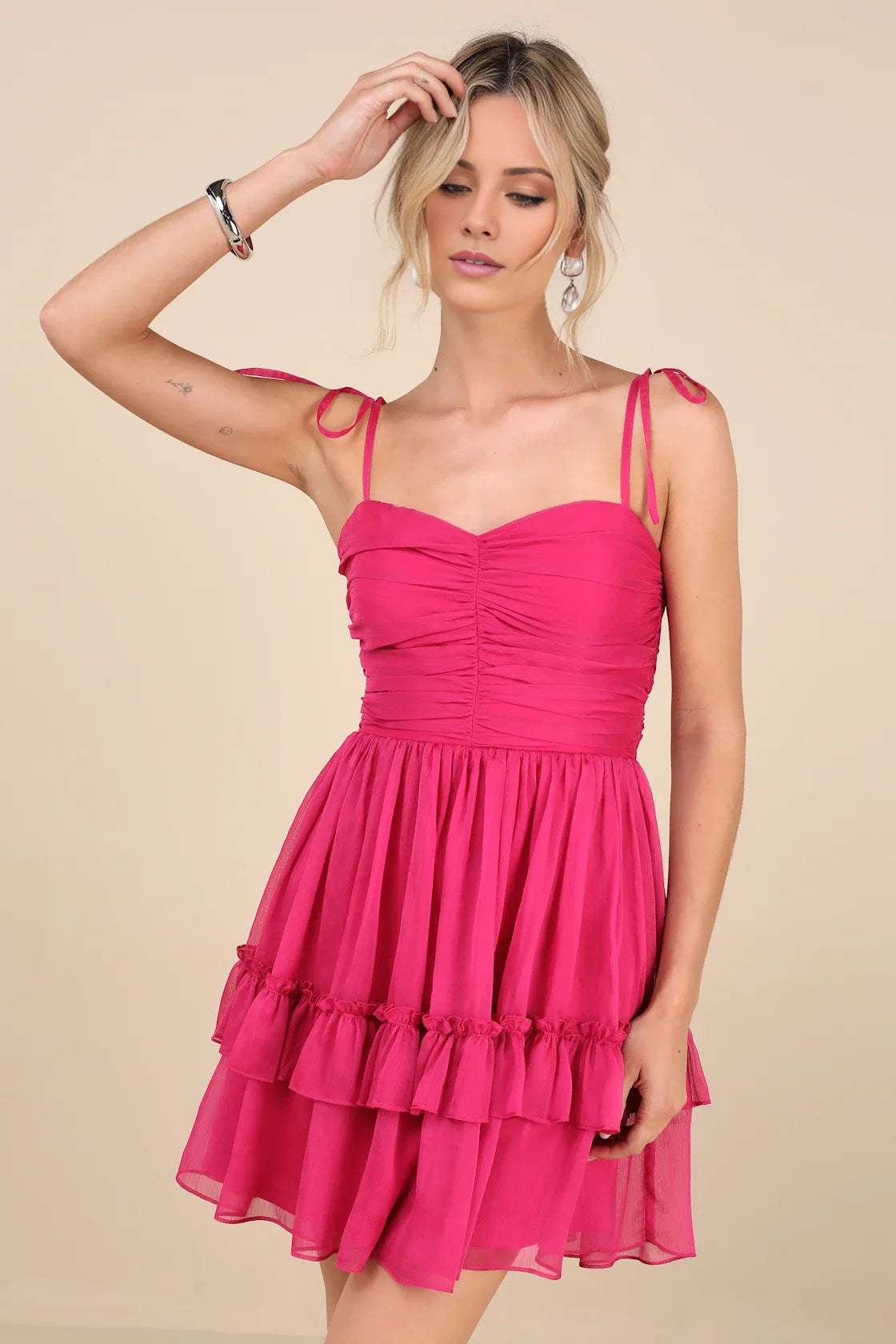 Vestido de graduación de fiesta fucsia con escote corazón, tirantes para anudar y volantes escalonados