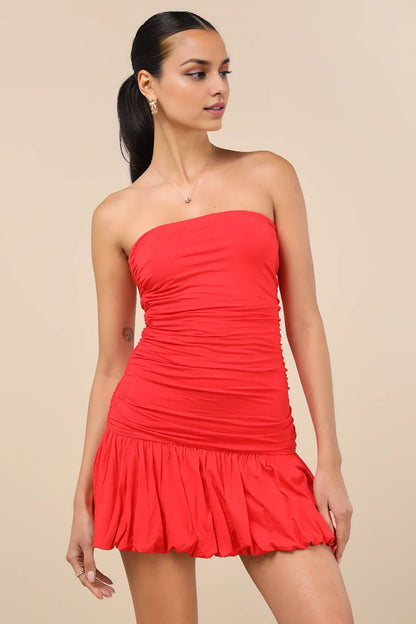Vestido rojo palabra de honor fruncido con bajo de volantes para graduación