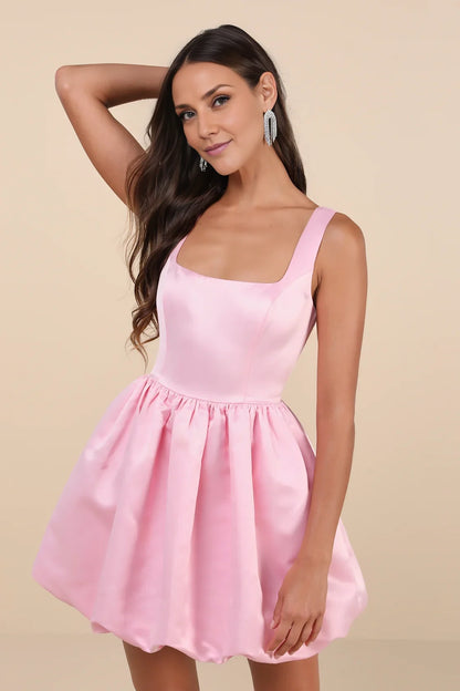 Vestido rosa de satén de corte en A con escote cuadrado para graduación