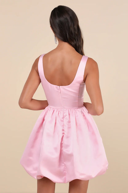Vestido rosa de satén de corte en A con escote cuadrado para graduación