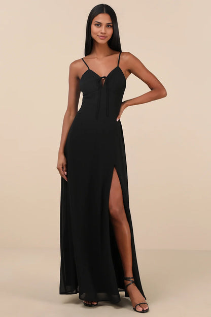 Vestido largo negro de gasa con tirantes finos, abertura y detalle de lágrima