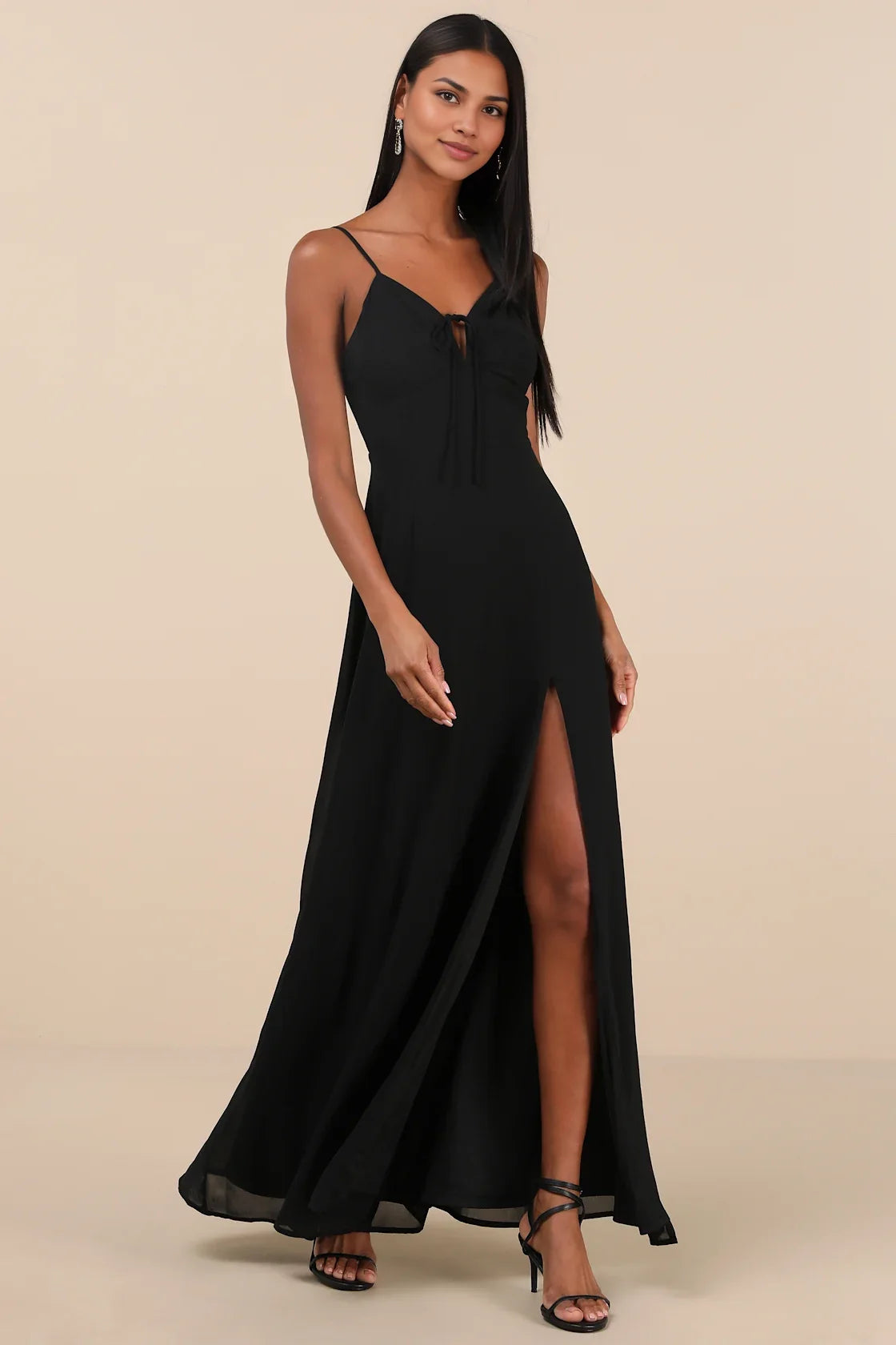 Vestido largo negro de gasa con tirantes finos, abertura y detalle de lágrima