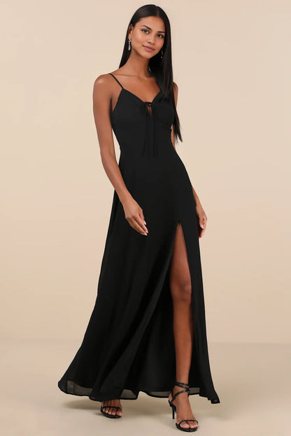 Vestido largo negro de gasa con tirantes finos, abertura y detalle de lágrima
