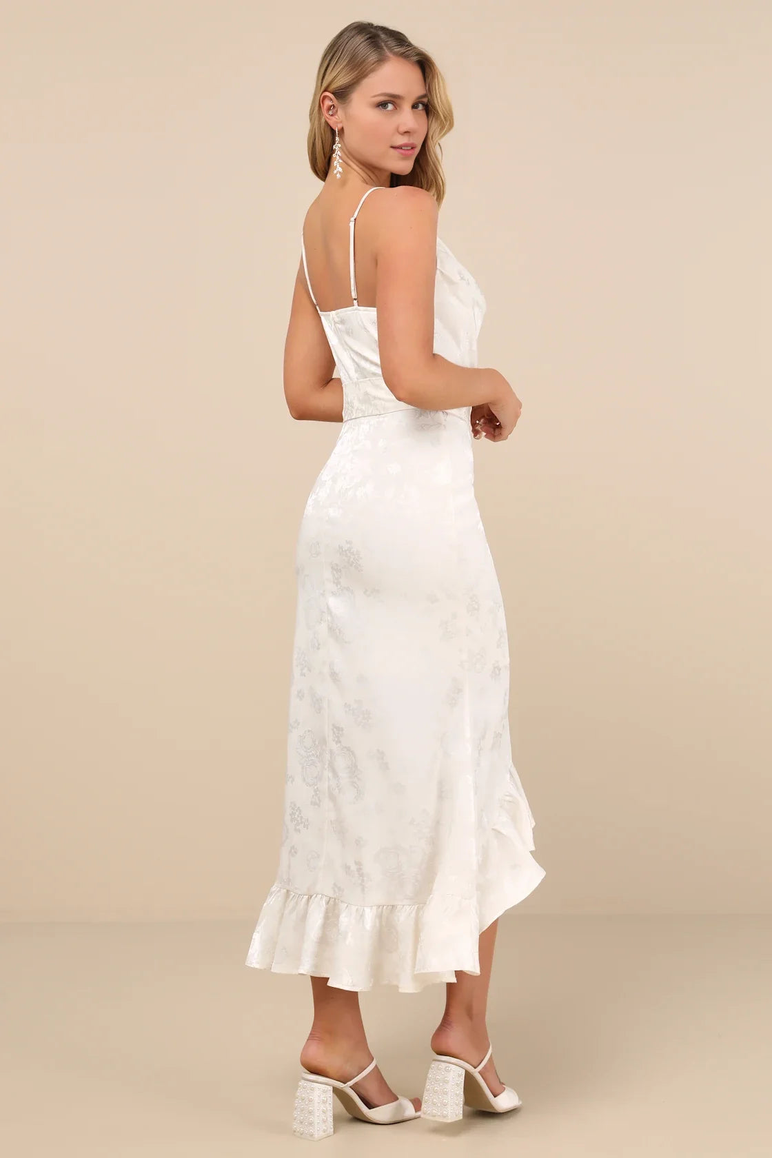 Vestidos elegantes de satén jacquard floral de largo medio con borde de volantes para fiestas de graduación