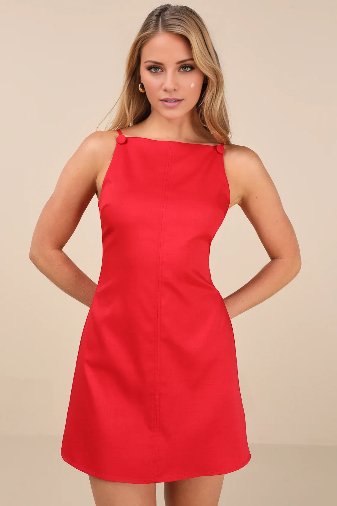 Vestido rojo de fiesta de corte en A, sin mangas y con escote cuadrado