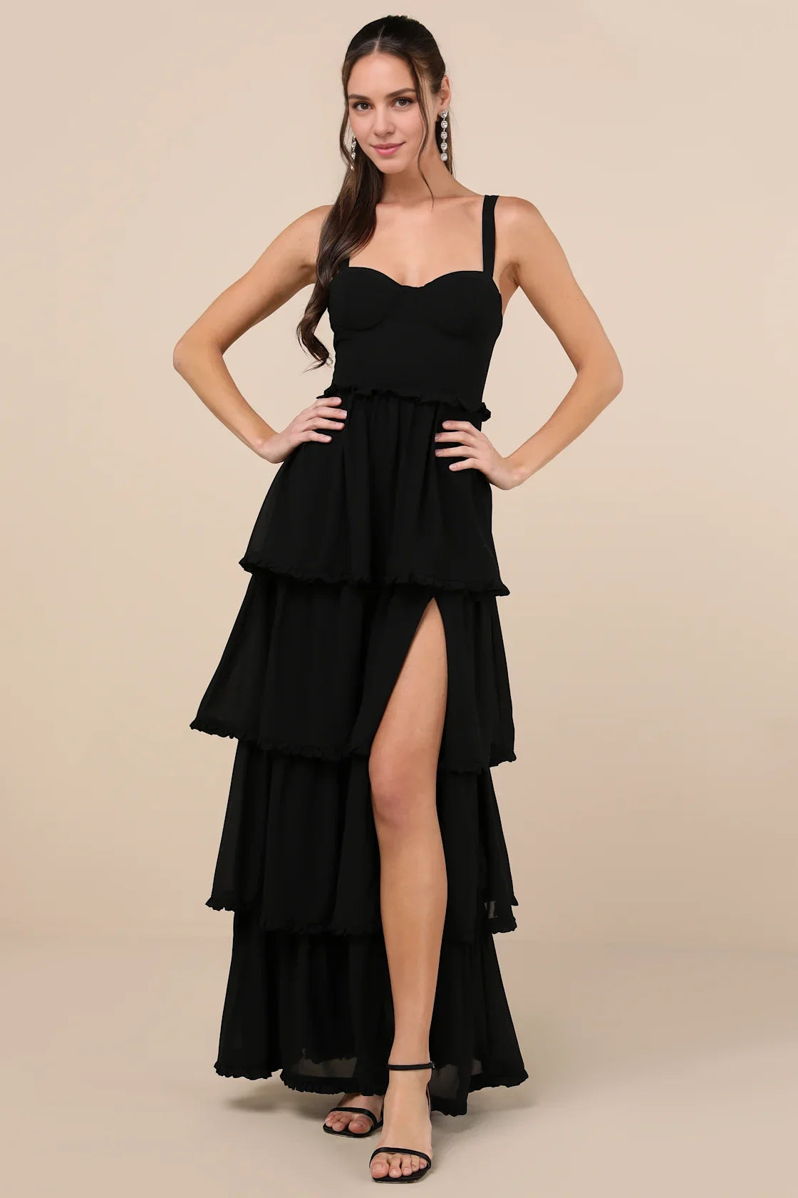 Vestido largo formal negro con escote corazón, volantes escalonados y abertura