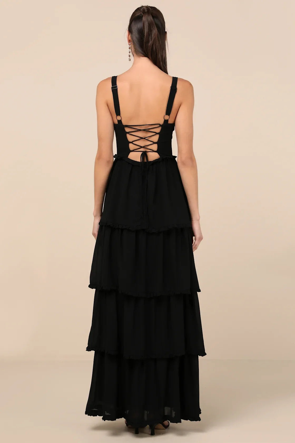 Vestido largo formal negro con escote corazón, volantes escalonados y abertura