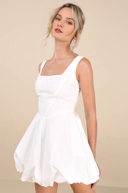 Vestido blanco sin mangas con escote cuadrado y bajo abullonado para fiesta de bienvenida