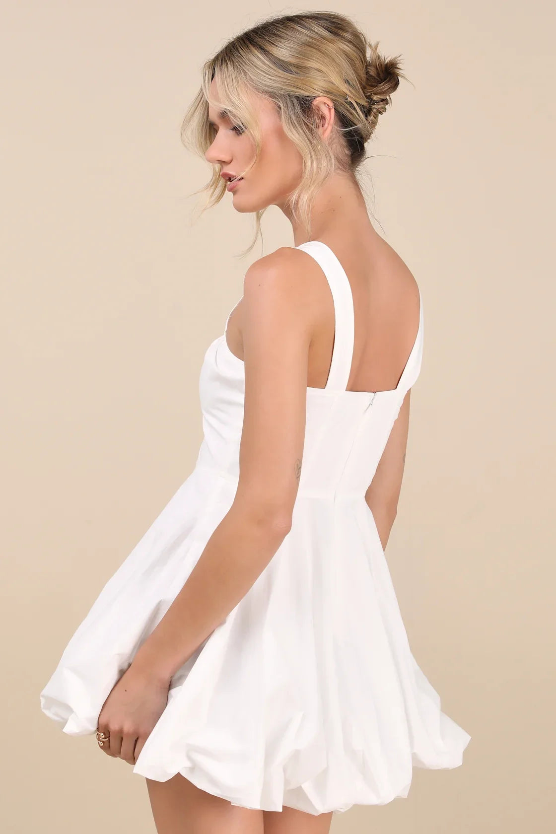 Vestido blanco sin mangas con escote cuadrado y bajo abullonado para fiesta de bienvenida