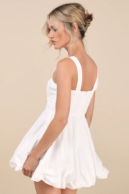 Vestido blanco sin mangas con escote cuadrado y bajo abullonado para fiesta de bienvenida
