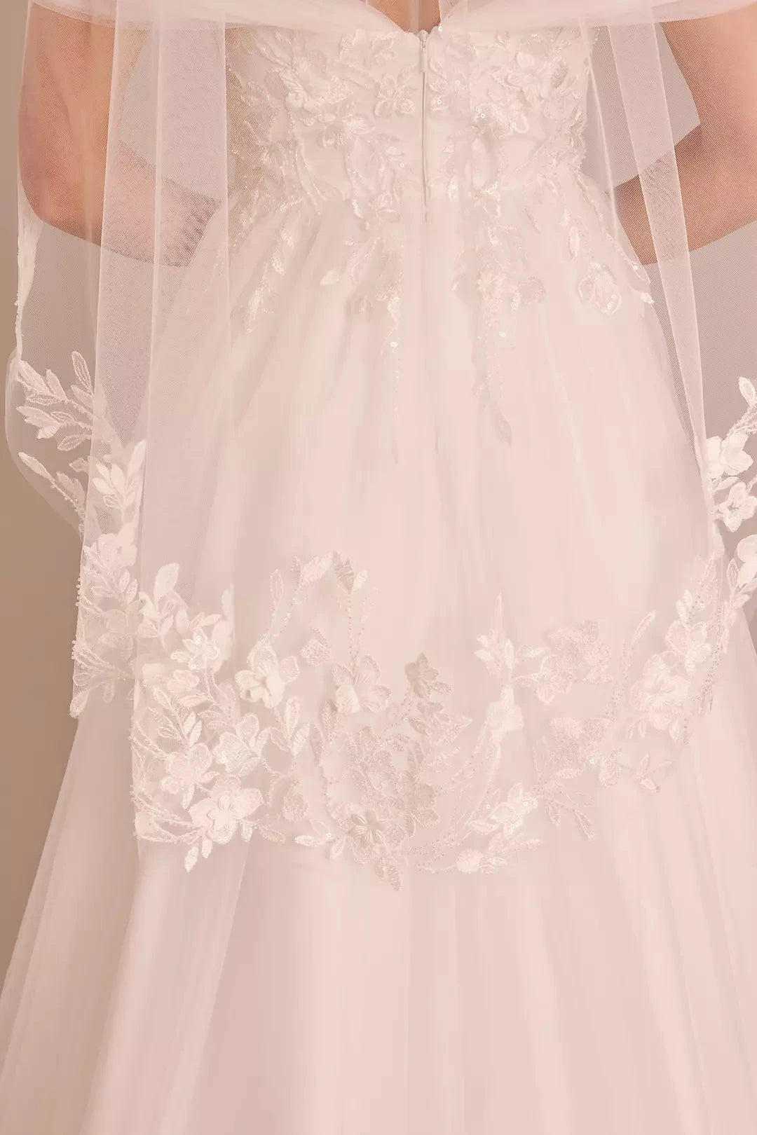 Lace Appliqué Two-Tiered Chapel Length Bridal Wedding Veil by YiHuiw