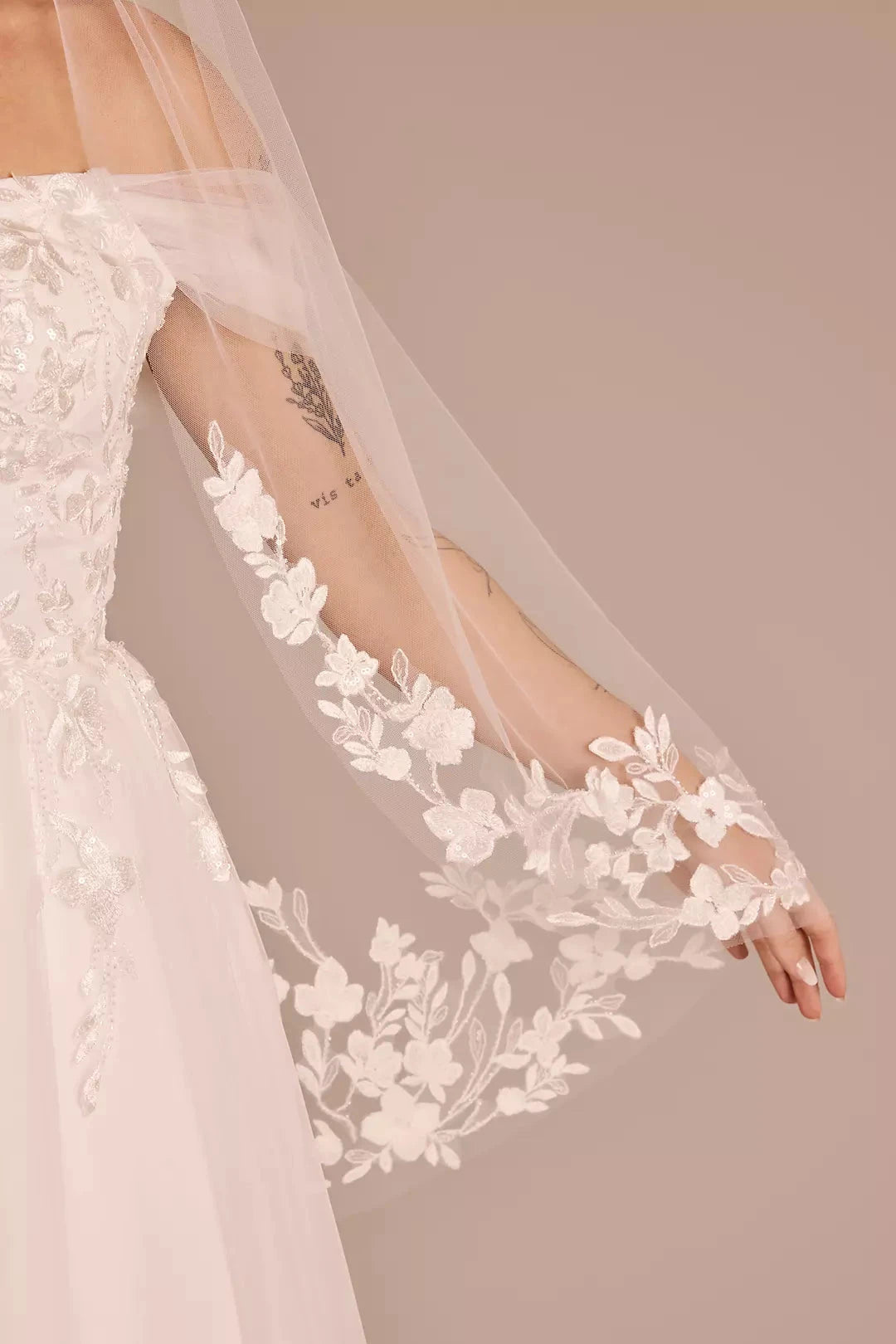 Lace Appliqué Two-Tiered Chapel Length Bridal Wedding Veil by YiHuiw
