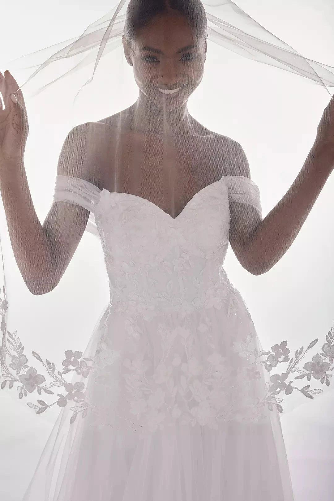 Lace Appliqué Two-Tiered Chapel Length Bridal Wedding Veil by YiHuiw