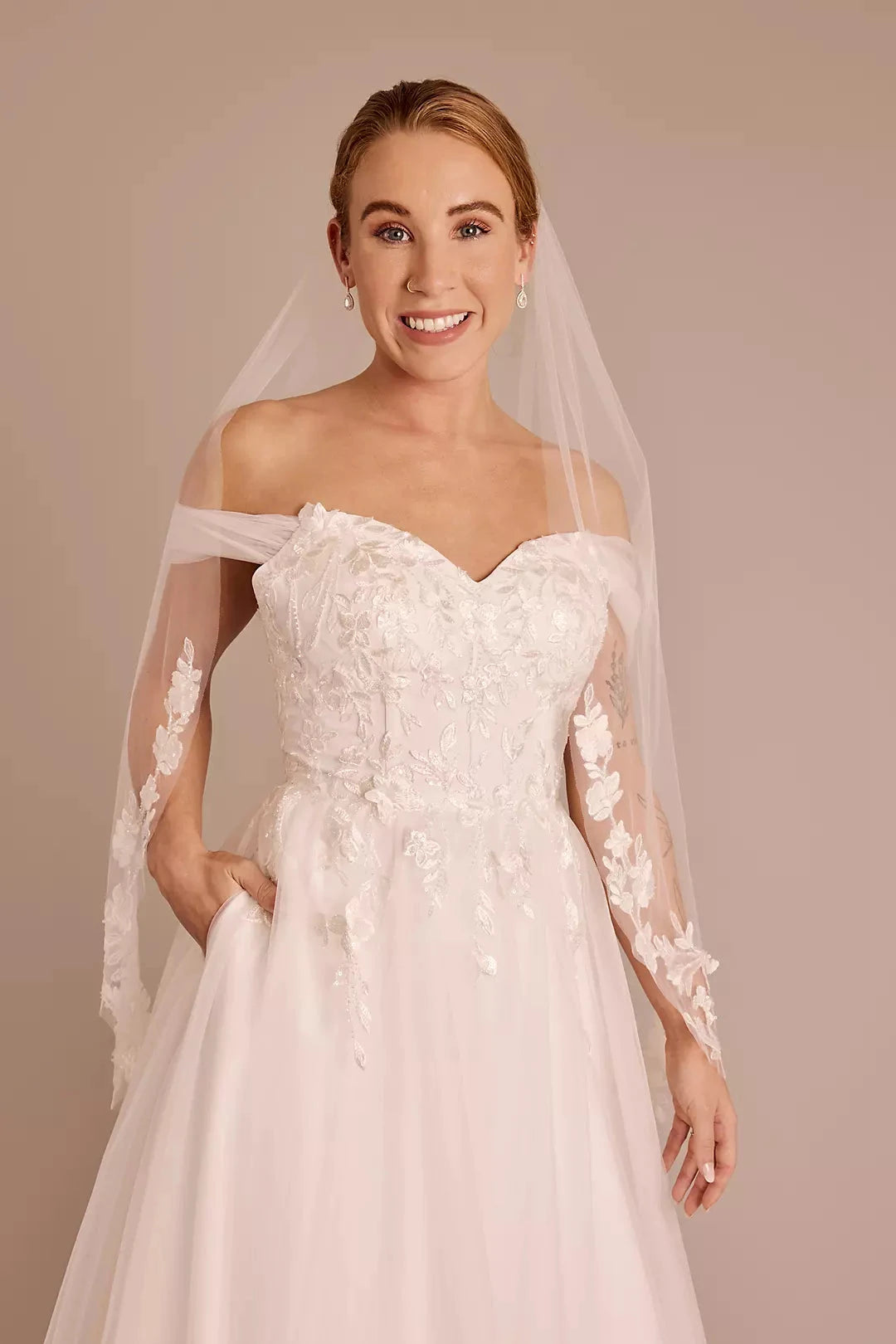 Lace Appliqué Two-Tiered Chapel Length Bridal Wedding Veil by YiHuiw
