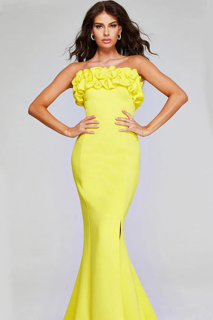 Vestido de noche amarillo limón palabra de honor corte sirena con corpiño de volantes, abertura alta y cola de barrido