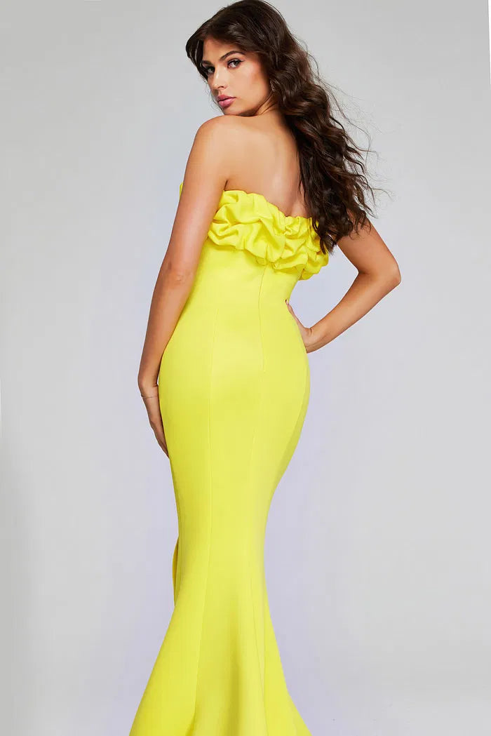 Vestido de noche amarillo limón palabra de honor corte sirena con corpiño de volantes, abertura alta y cola de barrido