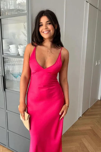 Vestido de graduación de satén rosa fucsia con escote en V y abertura alta
