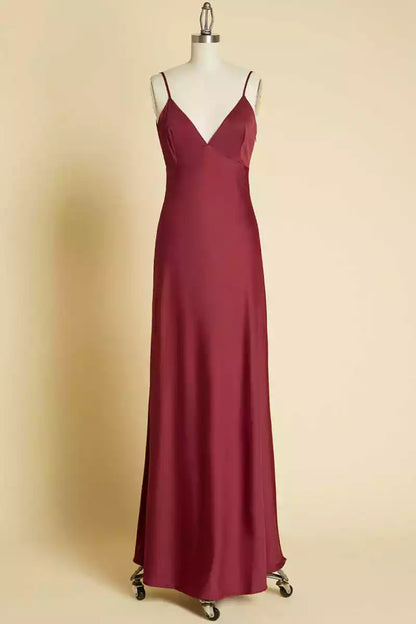 Vestido largo de satén de lujo en color burdeos con escote en V y espalda drapeada