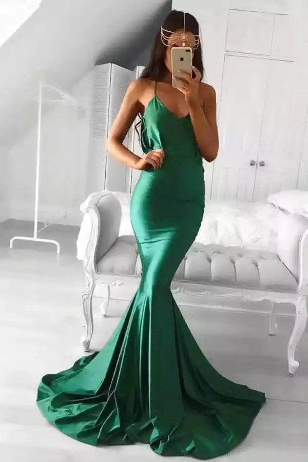 Lujoso vestido de sirena de satén verde esmeralda con escote en V profundo y espalda descubierta