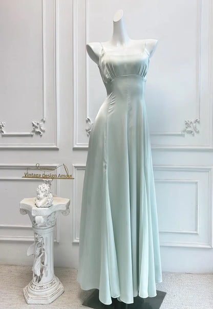 Vestido de noche minimalista de satén, corte en A, escote cuadrado y tirantes finos