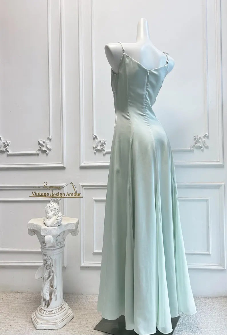 Vestido de noche minimalista de satén, corte en A, escote cuadrado y tirantes finos