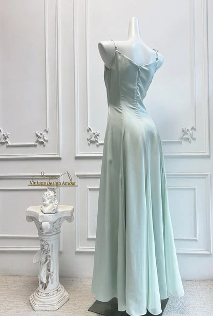 Vestido de noche minimalista de satén, corte en A, escote cuadrado y tirantes finos