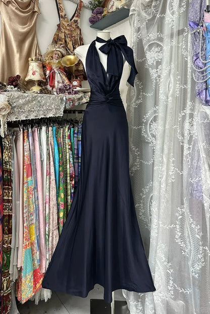Navy blue neck hanging deep V-skirt, bow and fish tail arrangement, perfect for a dinner party by YiHuiw