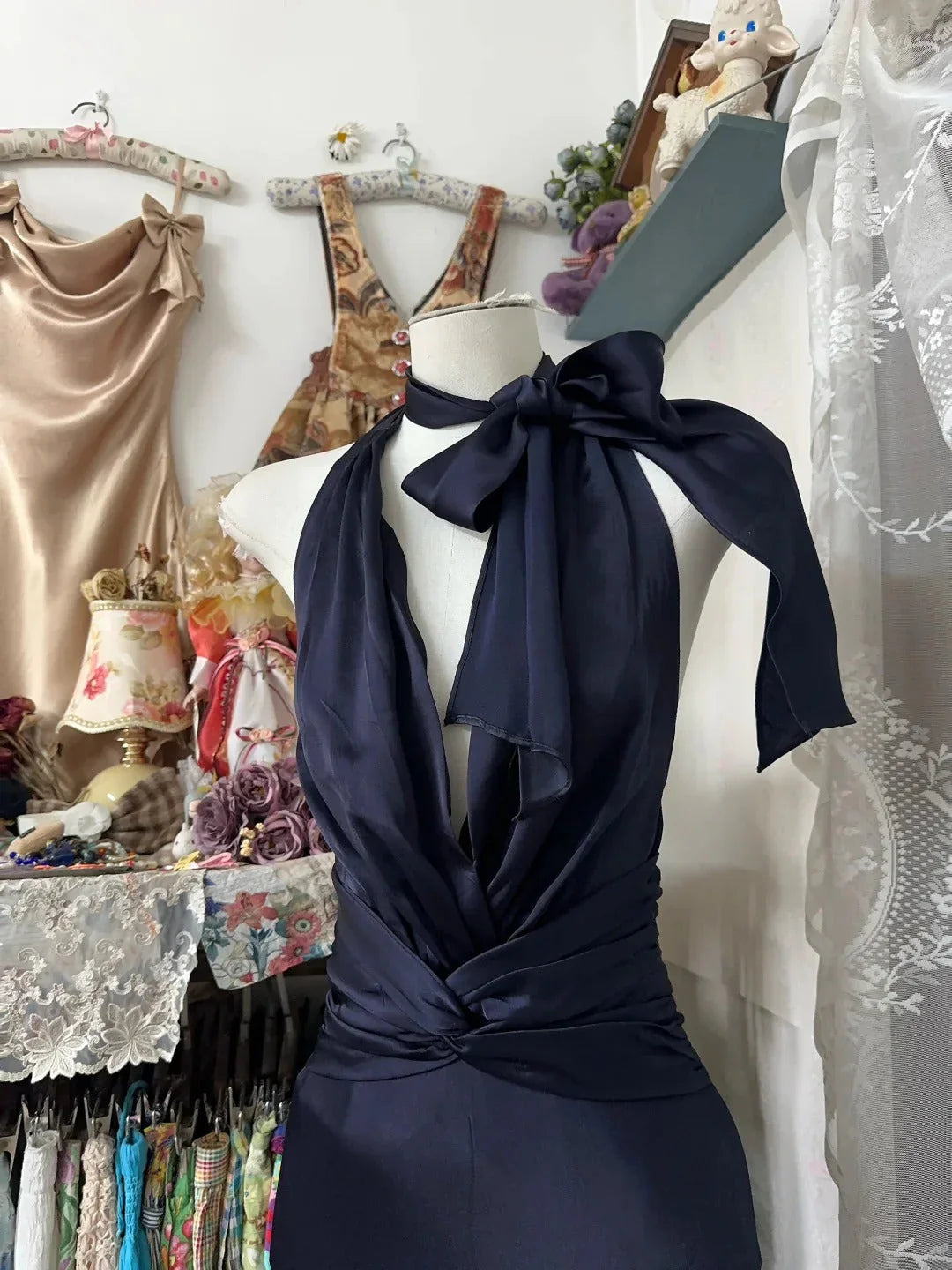 Navy blue neck hanging deep V-skirt, bow and fish tail arrangement, perfect for a dinner party by YiHuiw