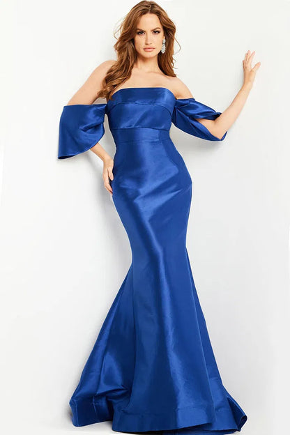 Vestido de noche con hombros descubiertos, mangas abullonadas estructuradas, silueta de sirena y acabado satinado