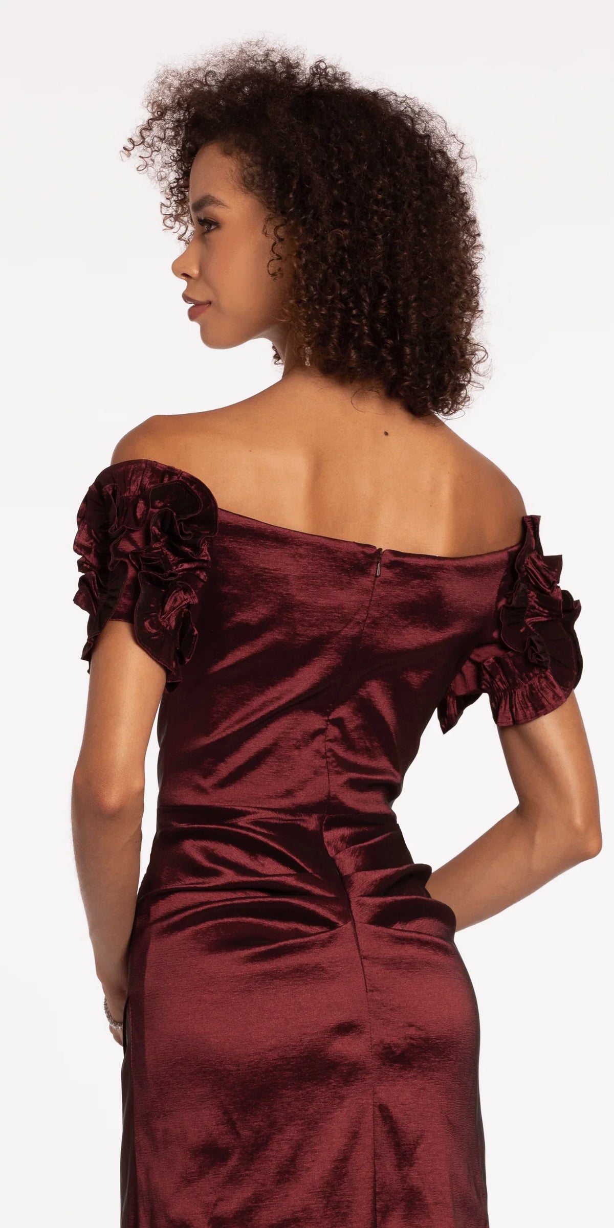 Robes de soirée sirène en satin à épaules dénudées avec manches à volants et taille froncée