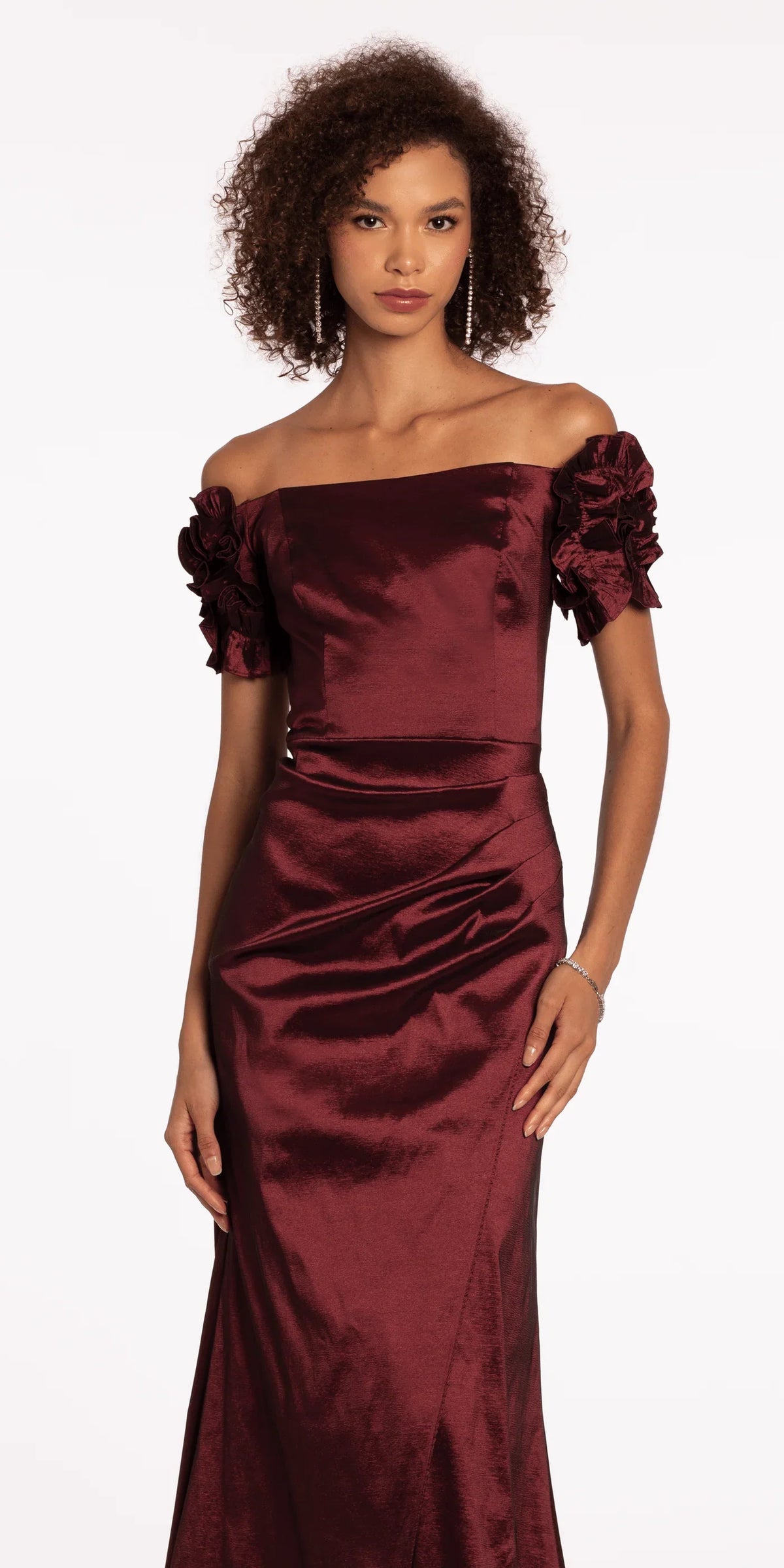 Robes de soirée sirène en satin à épaules dénudées avec manches à volants et taille froncée