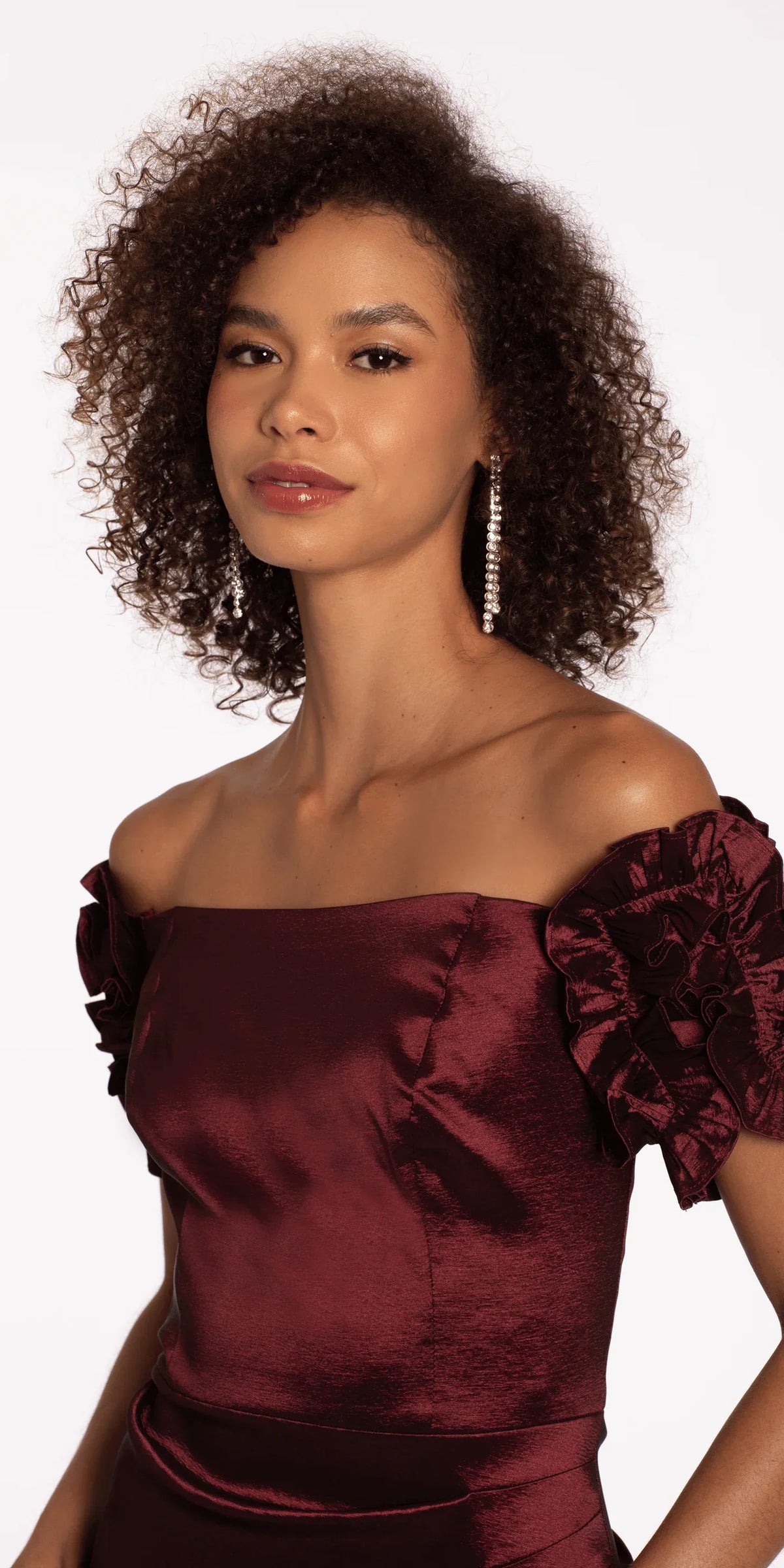 Robes de soirée sirène en satin à épaules dénudées avec manches à volants et taille froncée