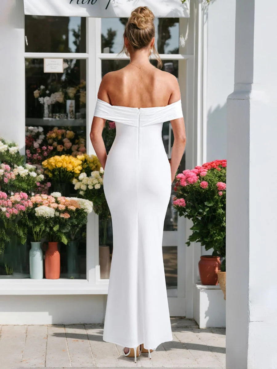 Vestido de novia de satén con hombros descubiertos, lazo extragrande removible en la espalda, silueta de sirena y bajo hasta el suelo