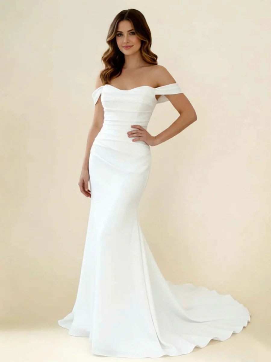 Vestido de novia con escote corazón y hombros descubiertos, cuerpo fruncido y cola de sirena