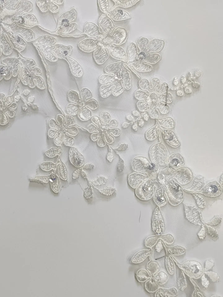 Vestido de novia de gasa con hombros descubiertos, apliques de encaje, tirantes finos y cola
