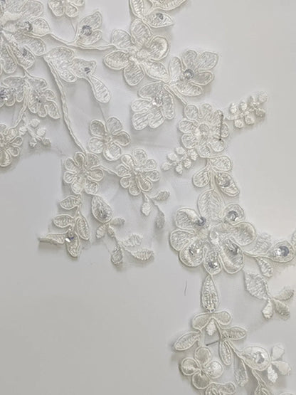 Vestido de novia de gasa con hombros descubiertos, apliques de encaje, tirantes finos y cola