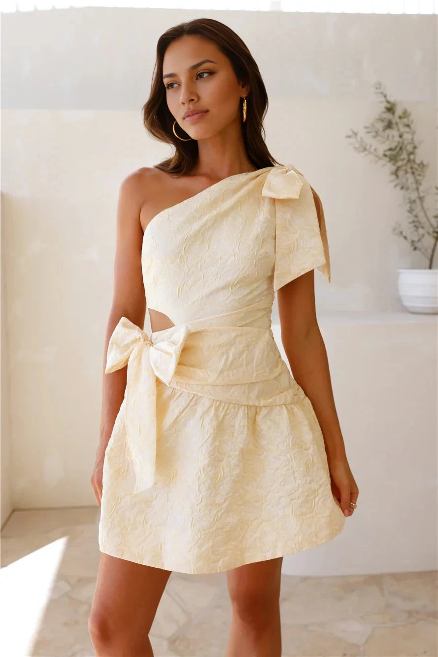 Off white jacquard single shoulder short skirt, with one side exposed shoulder and a hollow waist tied with a bow, suitable for dating by YiHuiw