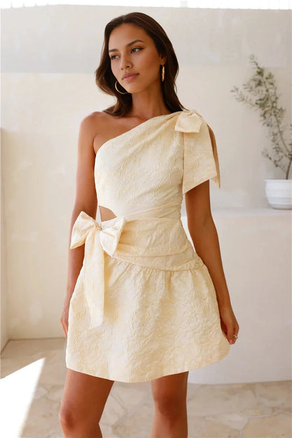Off white jacquard single shoulder short skirt, with one side exposed shoulder and a hollow waist tied with a bow, suitable for dating by YiHuiw