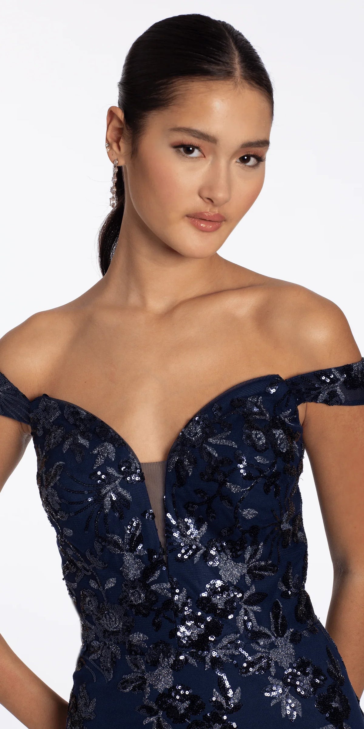 Vestido de noche opulento con escote de hombros caídos, bordado floral de lentejuelas y cola de sirena