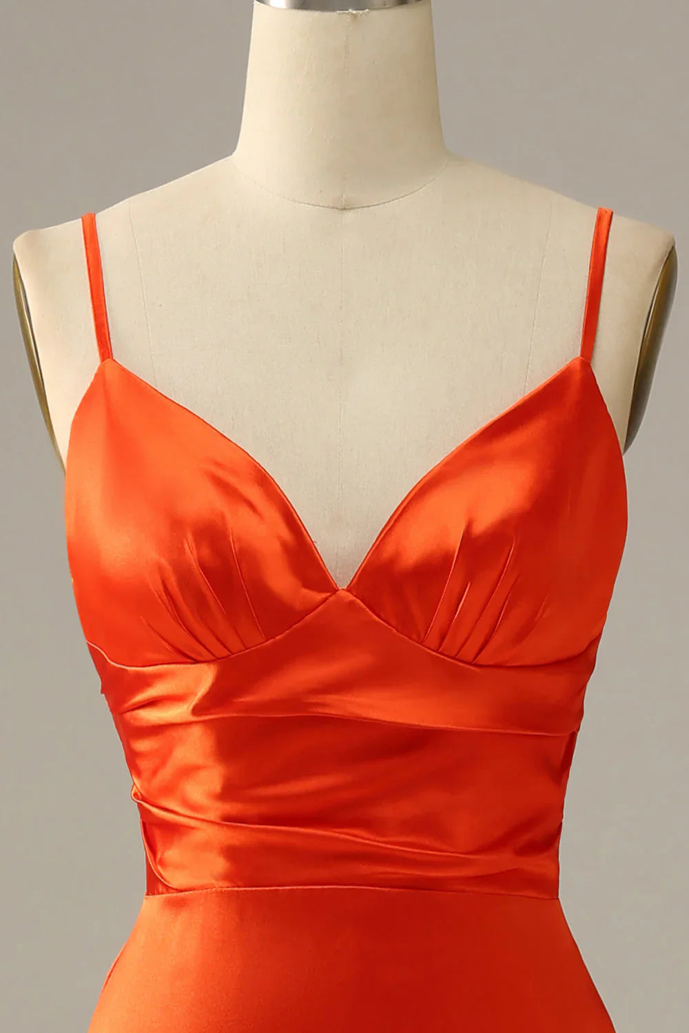 Vestido de graduación de satén color naranja quemado, corte sirena, con tirantes finos y espalda descubierta – Elegante vestido de noche formal