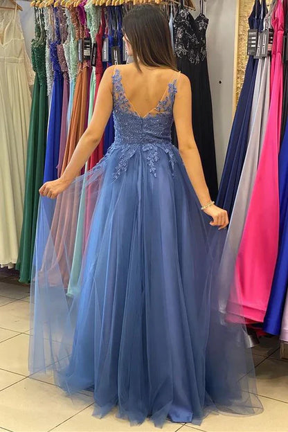 Vestido de graduación de tul azul empolvado con corpiño de apliques de encaje y tirantes finos