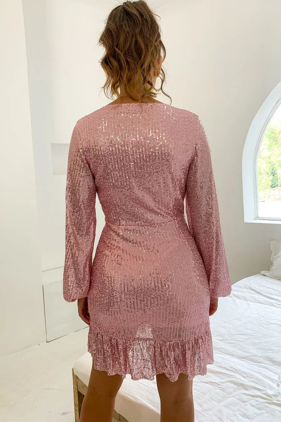 Vestido rosa de lentejuelas para el baile de bienvenida con mangas largas y escote en V cruzado