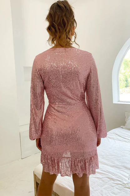 Vestido rosa de lentejuelas para el baile de bienvenida con mangas largas y escote en V cruzado