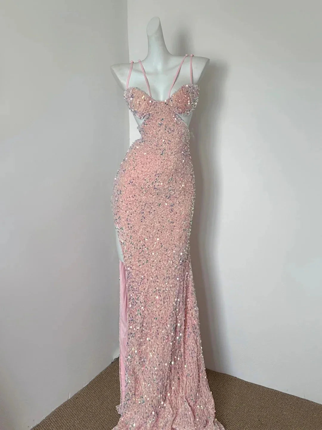 Pink sequin skirt, deep V-strap with slit, banquet C-seat reservation by YiHuiw