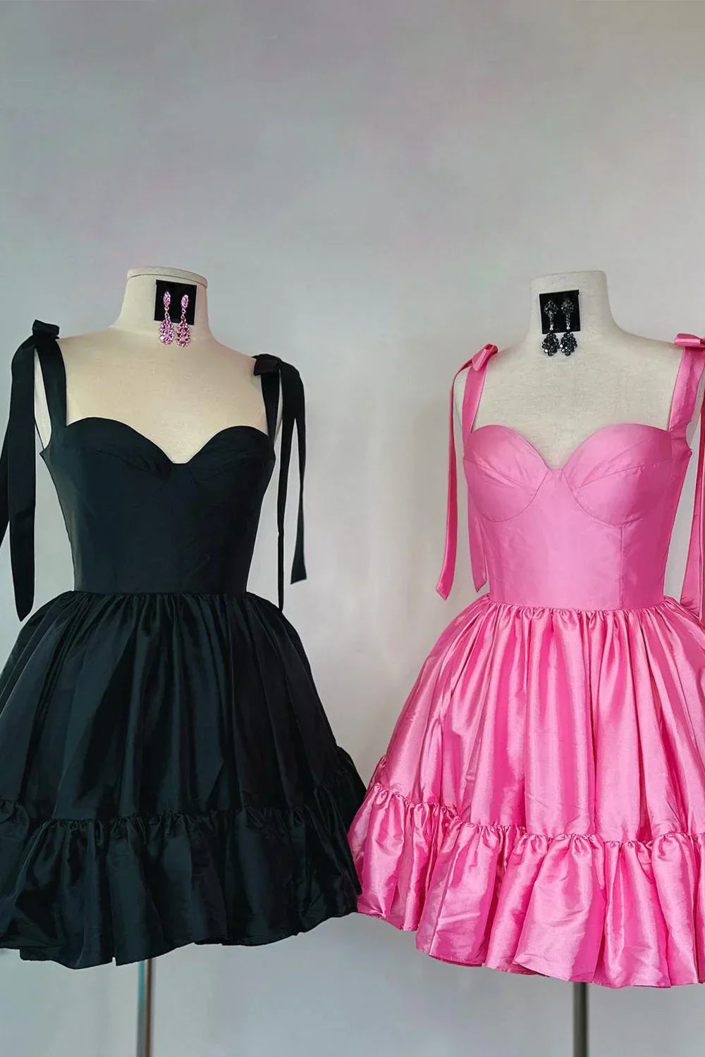 Vestido de satén rosa fucsia para el baile de bienvenida con tirantes finos y falda acampanada – Bonito minivestido de cóctel entallado y con vuelo